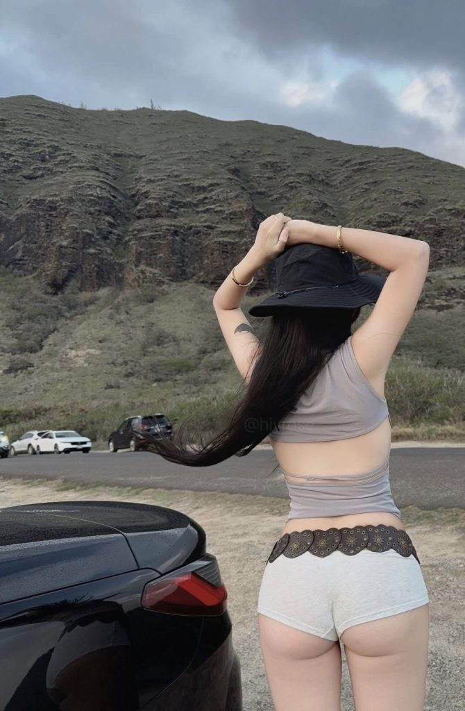 Gái Xinh Mặc Bikini Tik Tok Bí Ẩn Quyến Rũ Trong Thế Giới Mạng Xã Hội